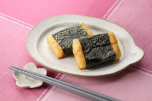 간장을 발라 김으로 감싼 구운 모찌