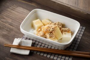 흰 접시에 담긴, 볶은 콩가루 기나코를 묻힌 모찌