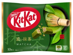 Sachet de KitKat Koi Matcha de Nestlé, gaufrettes chocolatées au matcha intense