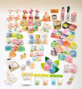 Assortiment de sachets de konpeito, bonbons de sucre colorés en forme d'étoile