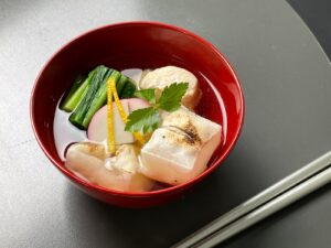 맑은 국물에 구운 사각형 모찌, 채소, 가마보코를 넣은 도쿄식 오조니
