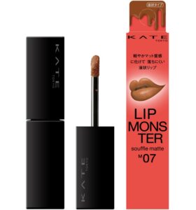 상자와 함께 놓인 M07 컬러의 케이트 Lip Monster Souffle Matte 리퀴드 립