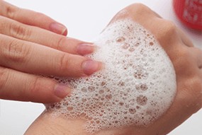 Keana Baking Soda Scrub Wash lather between the fingers, kept low for a scrub feel
