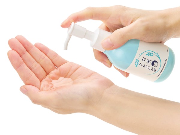 Pumping Keana Rice Cleansing Oil into a dry palm
