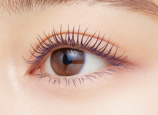키스미 Curl Keep Mascara Base 50 Fleur Violet을 바른 컬링된 속눈썹
