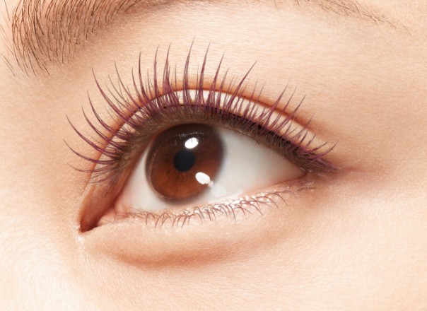 키스미 Curl Keep Mascara Base 51 Pink Blossom을 바른 컬링된 속눈썹