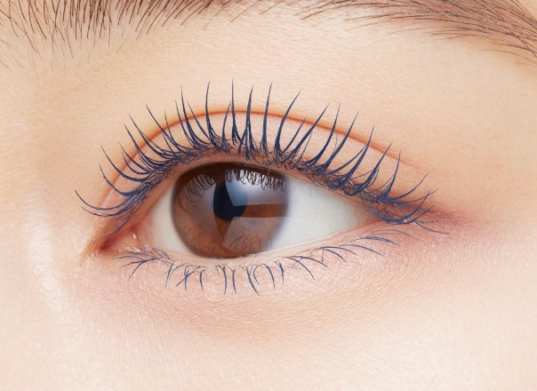 키스미 Curl Keep Mascara Base Blue Gray를 바른 컬링된 속눈썹