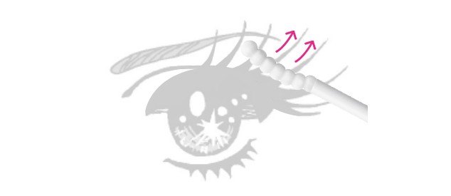 Step 1: comb the serum through the lashes from the base to the tips with the curved part of the tip