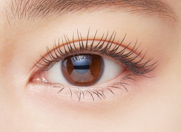 키스미 Long & Curl Mascara Advanced Film 01 Jet Black을 바른 속눈썹