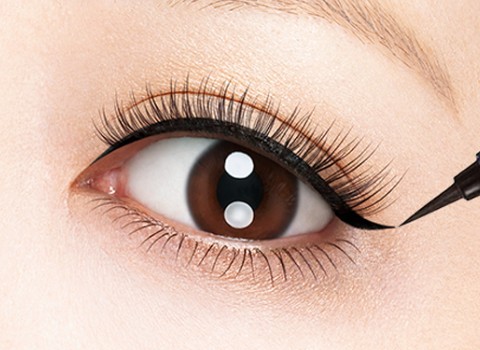 키스미 Smooth Liquid Eyeliner Super Keep 01 Jet Black으로 그린 윙 라인