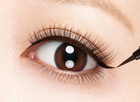 키스미 Smooth Liquid Eyeliner Super Keep 02 Bitter Brown으로 그린 윙 라인