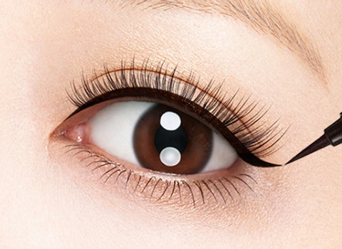 키스미 Smooth Liquid Eyeliner Super Keep 03 Brown Black으로 그린 윙 라인